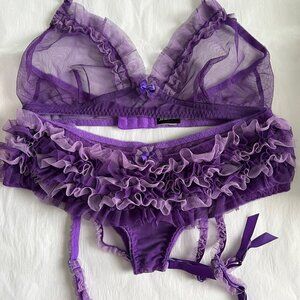 Sexy fredericks of Hollywood Purple ruffle bra & panty garter set NWOT~Size L